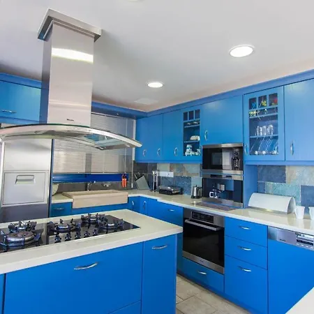 Villa In Sleeps 10 With Pool And Air Con
