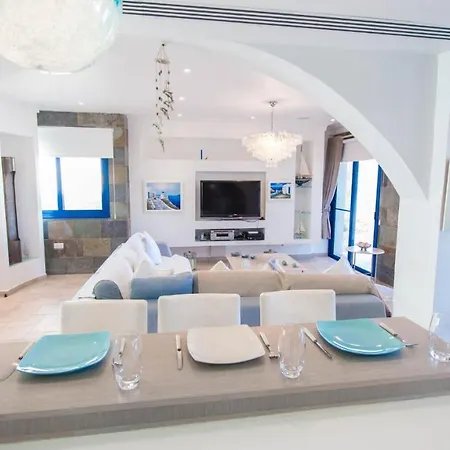 In Sleeps 10 With Pool And Air Con Villa