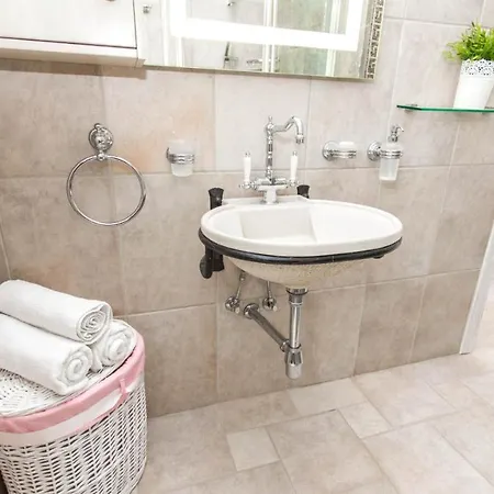 In Sleeps 10 With Pool And Air Con * Protaras