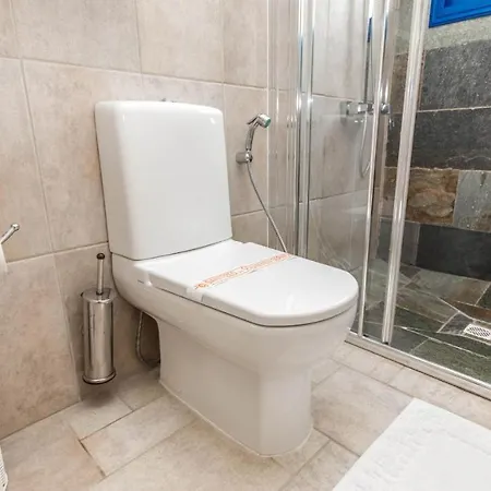 Villa In Sleeps 10 With Pool And Air Con *