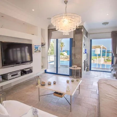 In Sleeps 10 With Pool And Air Con 빌라 프로타라스