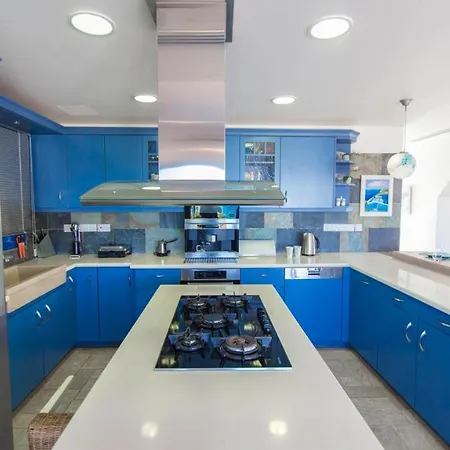Βίλα In Sleeps 10 With Pool And Air Con *