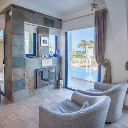 In Sleeps 10 With Pool And Air Con *