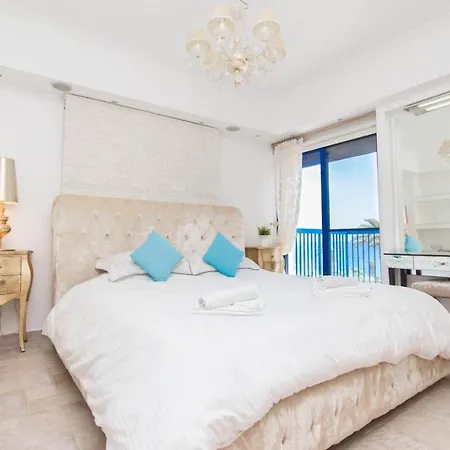 In Sleeps 10 With Pool And Air Con