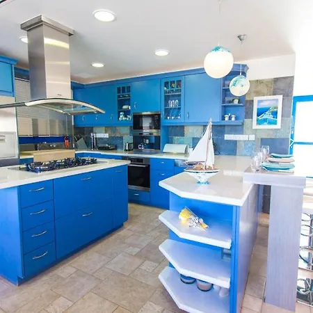 Βίλα In Sleeps 10 With Pool And Air Con *