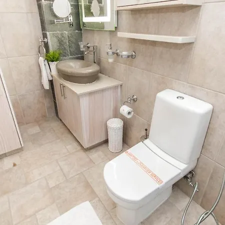 Βίλα In Sleeps 10 With Pool And Air Con *