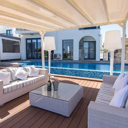 Βίλα In Sleeps 10 With Pool And Air Con *